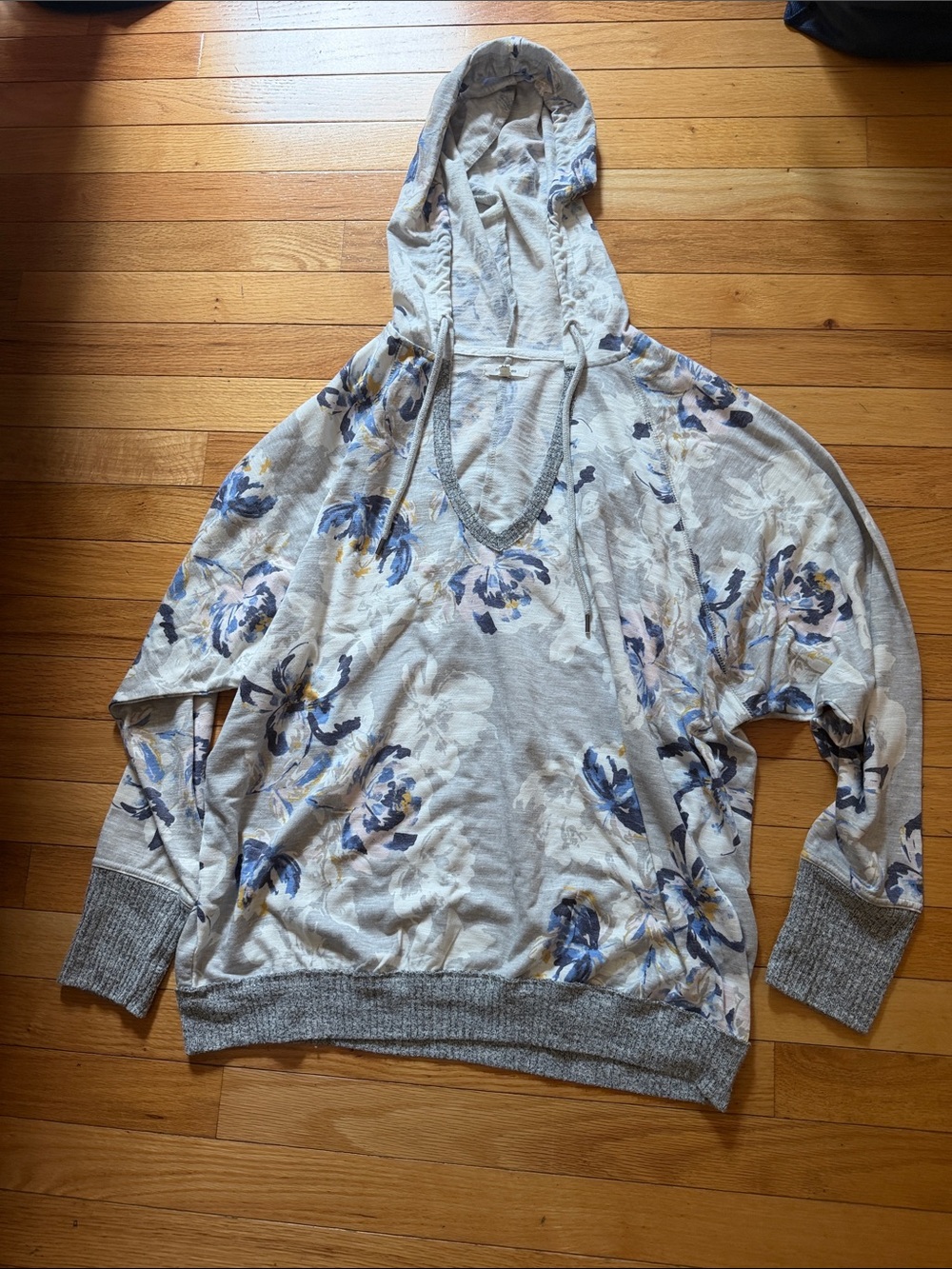 Maurices Light Gray V-Neck Hooded Sweater with Blue and Cream Floral Print